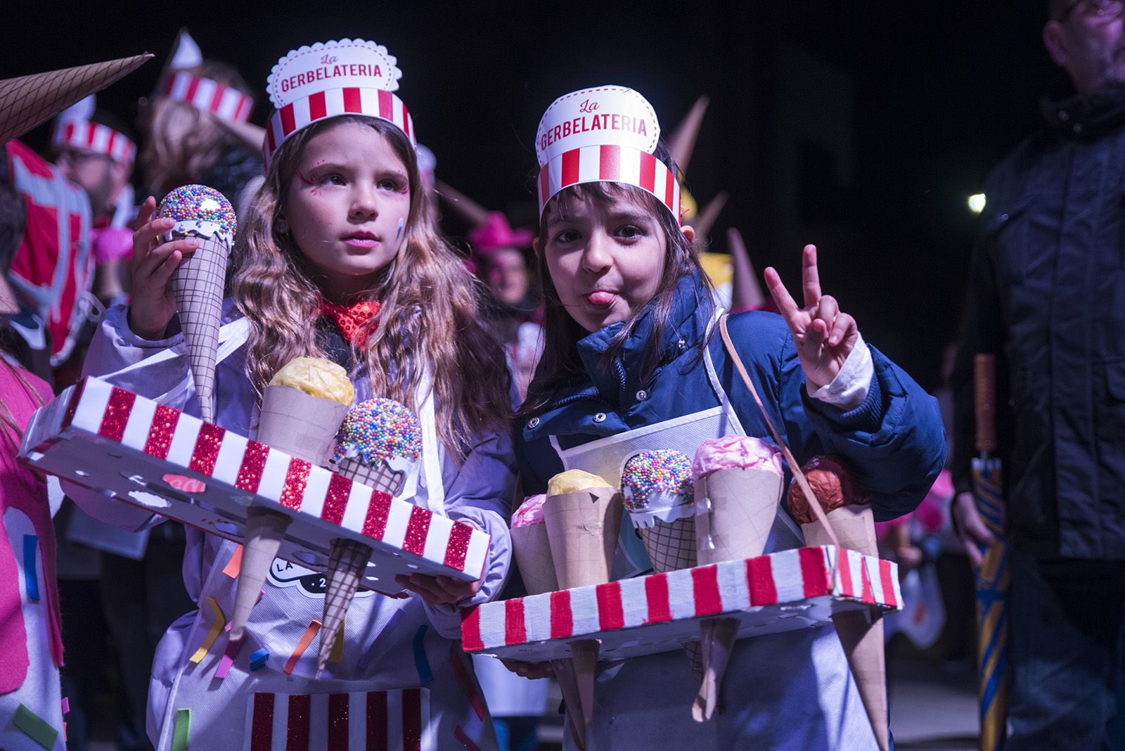 Rua de comparses. FOTO: Bernat Millet.