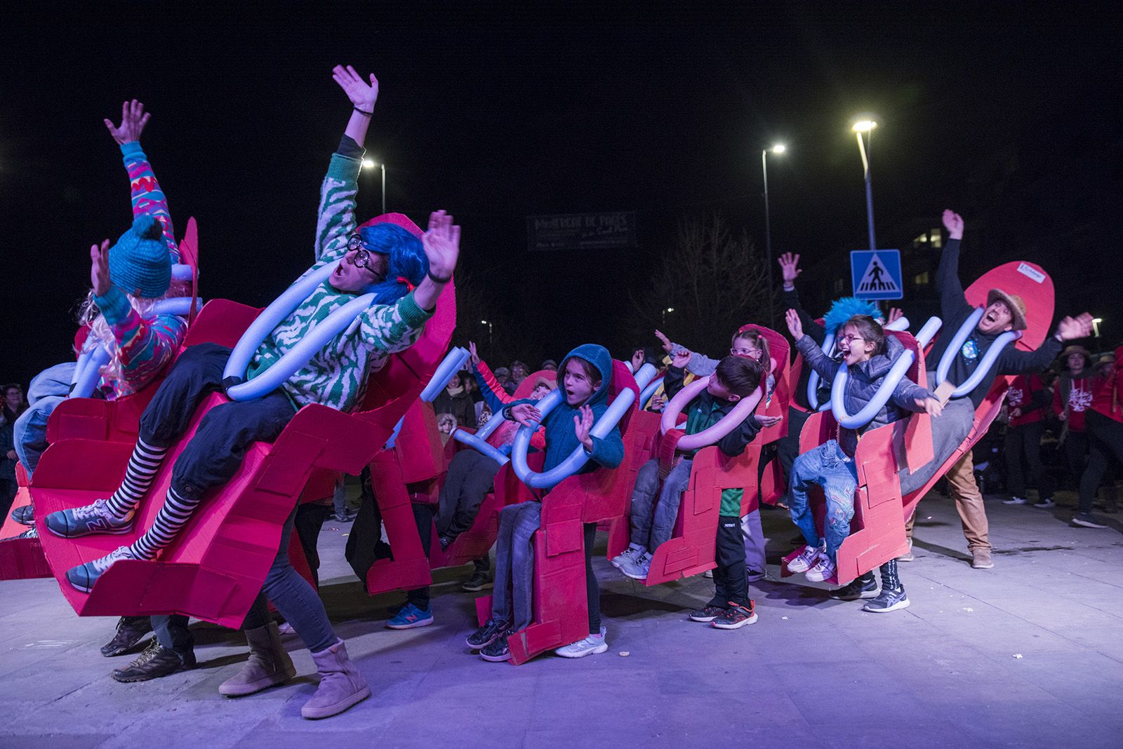 Rua de comparses. FOTO: Bernat Millet.