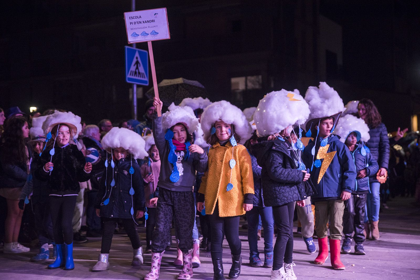 Rua de comparses. FOTO: Bernat Millet.