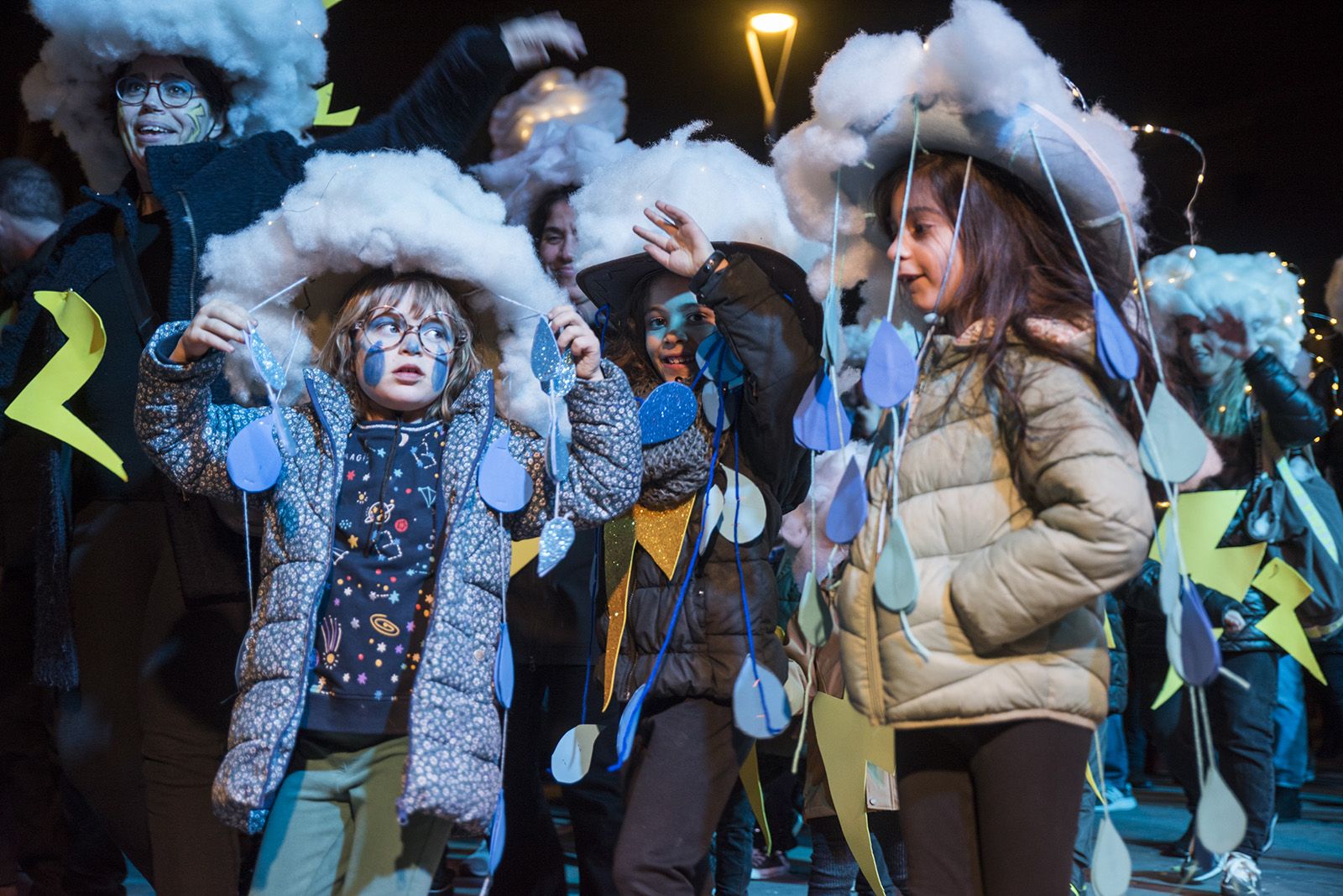 Rua de comparses. FOTO: Bernat Millet.