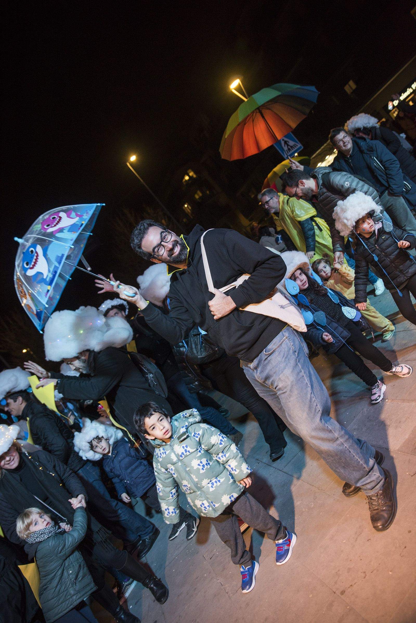 Rua de comparses. FOTO: Bernat Millet.