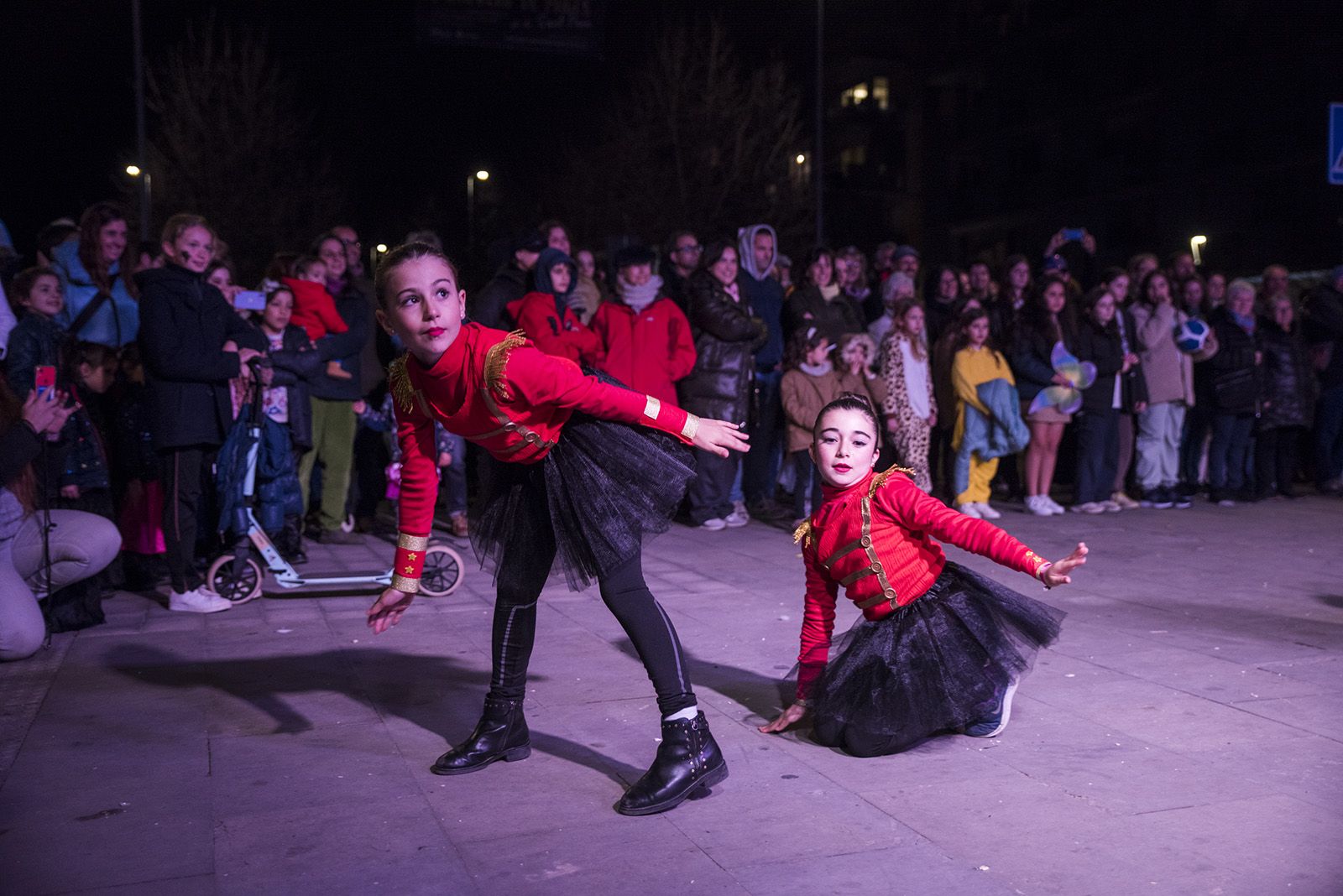 Rua de comparses. FOTO: Bernat Millet.