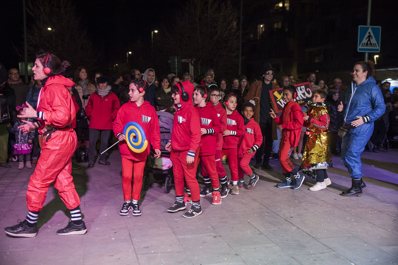 Rua de comparses. FOTO: Bernat Millet.
