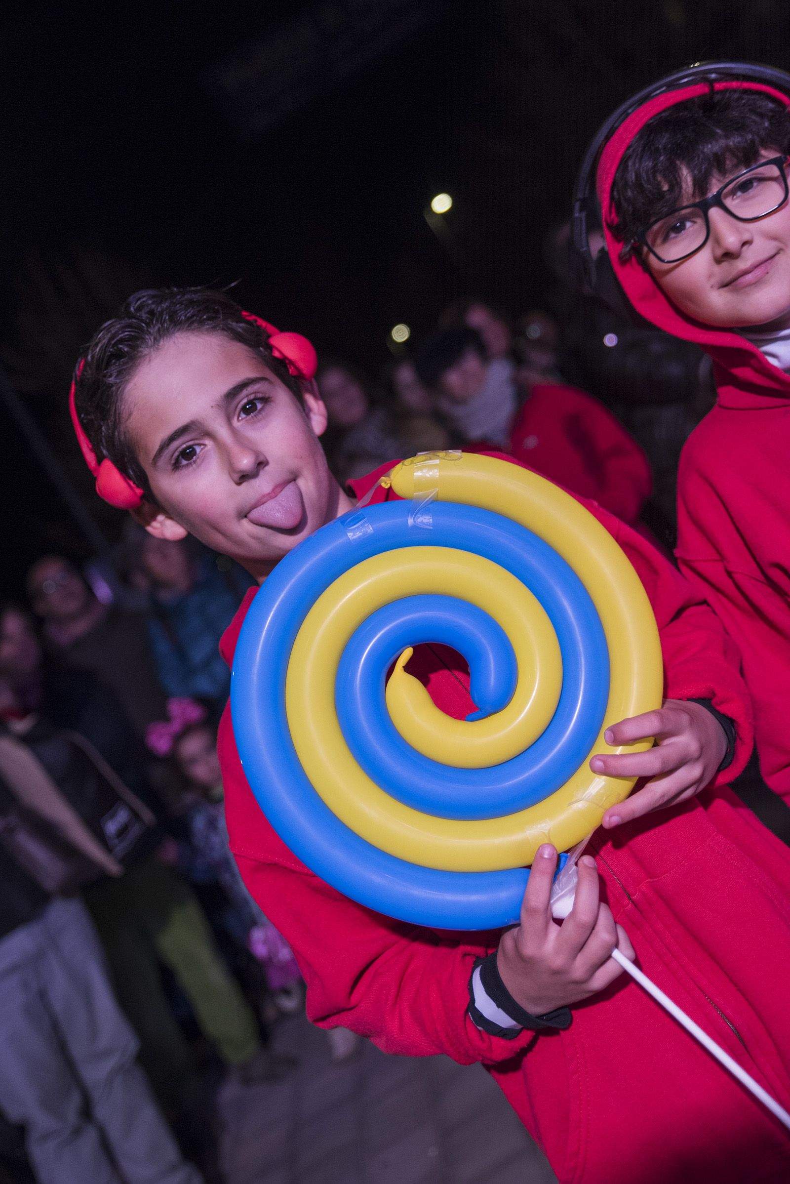 Rua de comparses. FOTO: Bernat Millet.