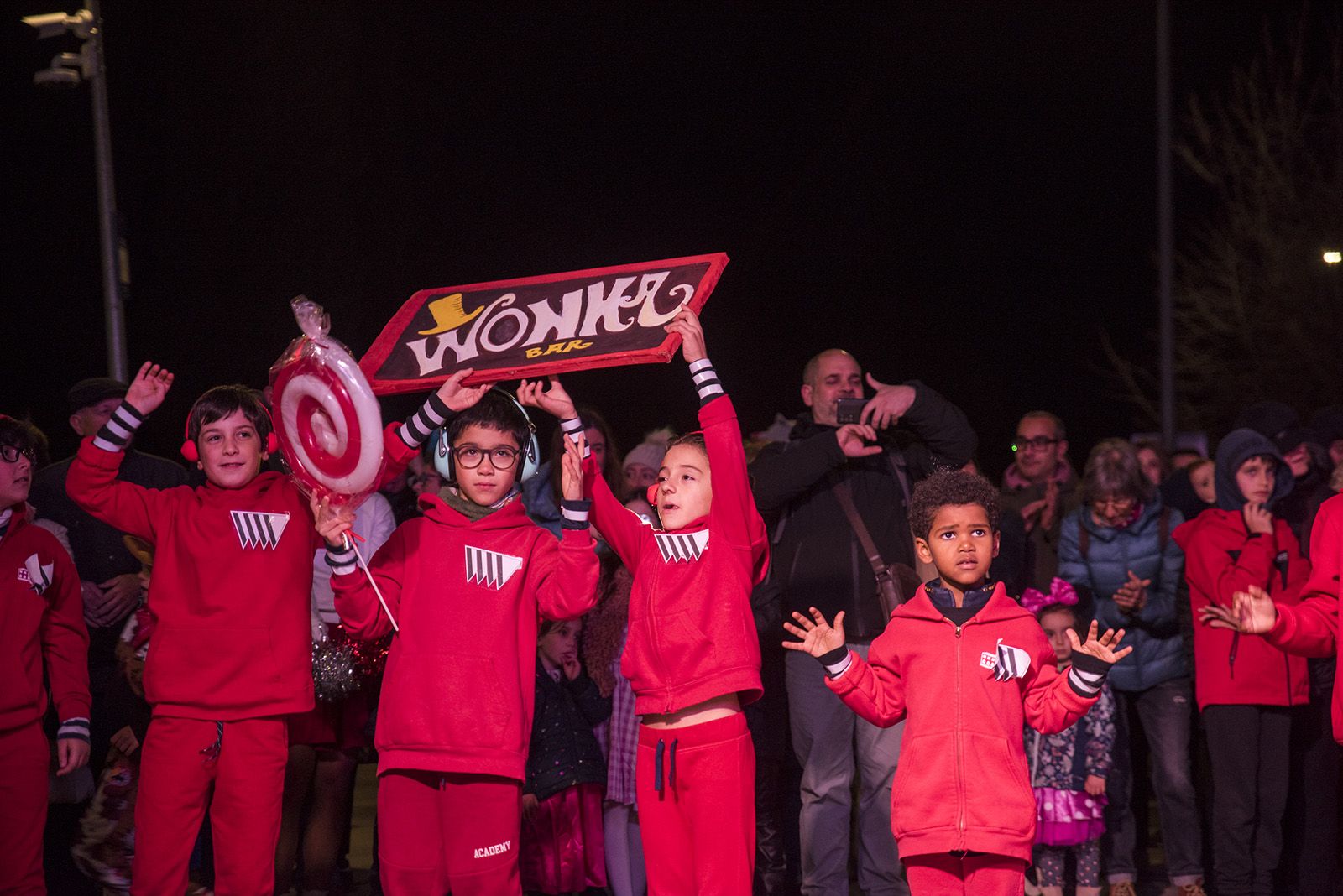 Rua de comparses. FOTO: Bernat Millet.