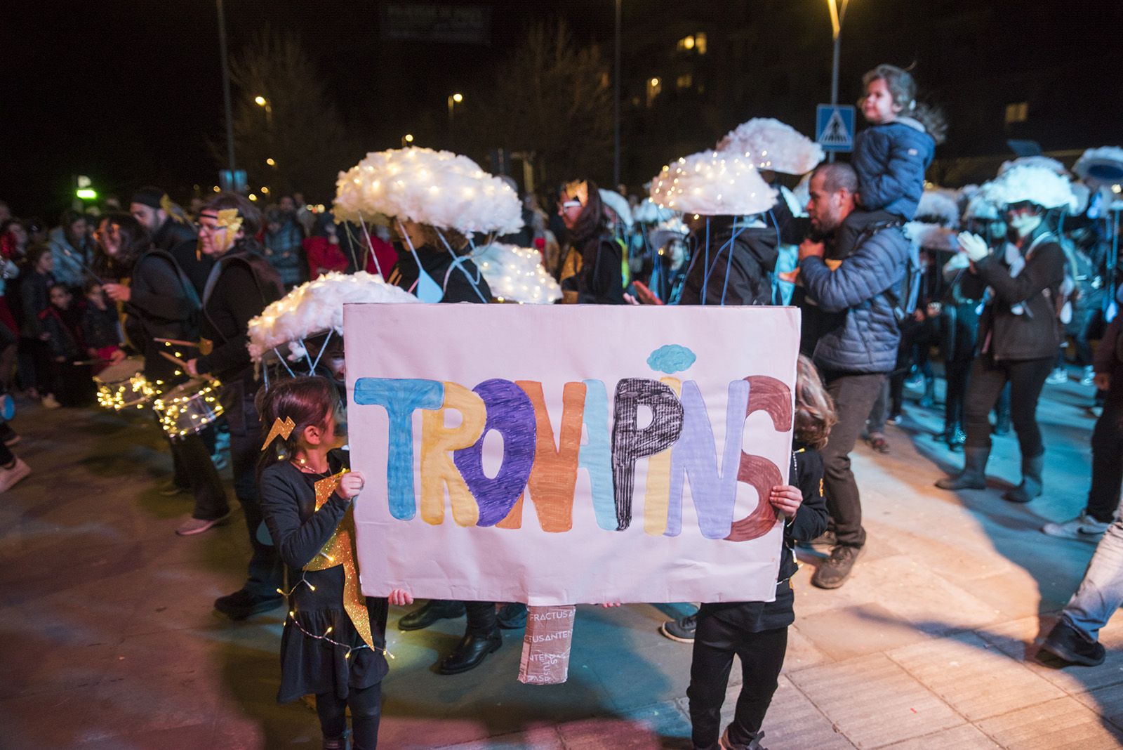 Rua de comparses. FOTO: Bernat Millet.
