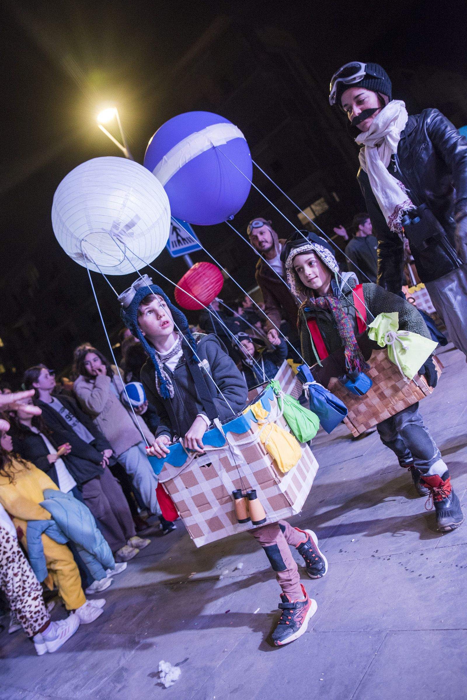 Rua de comparses. FOTO: Bernat Millet.
