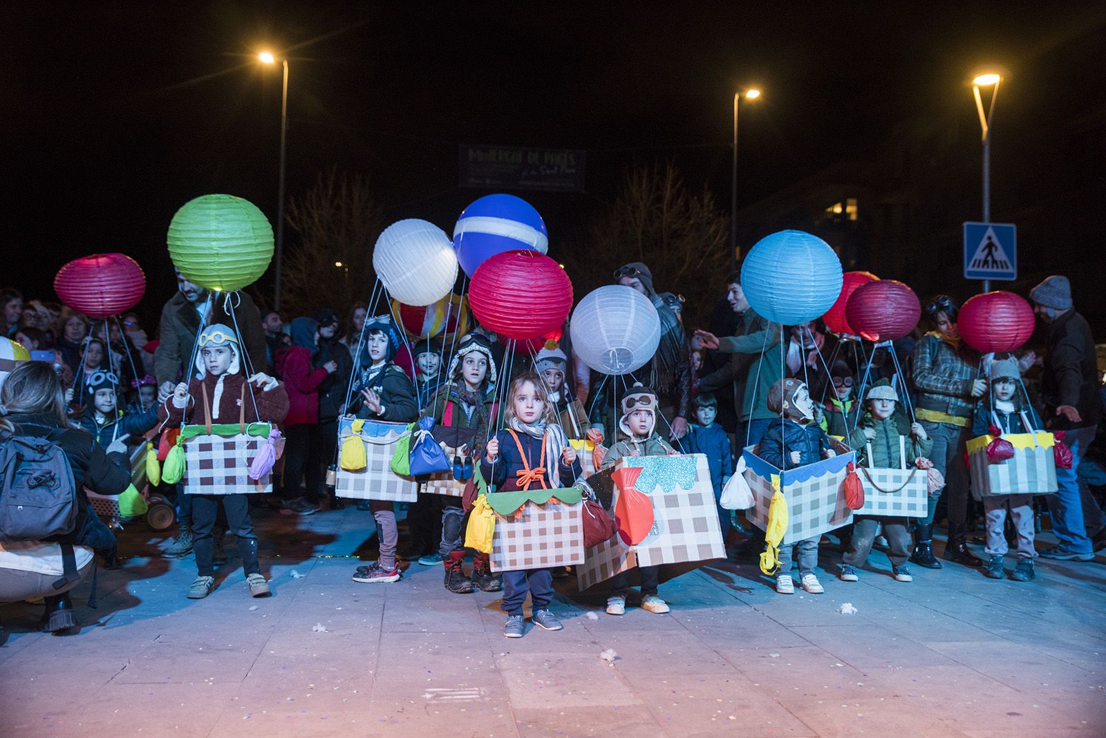 Rua de comparses. FOTO: Bernat Millet.