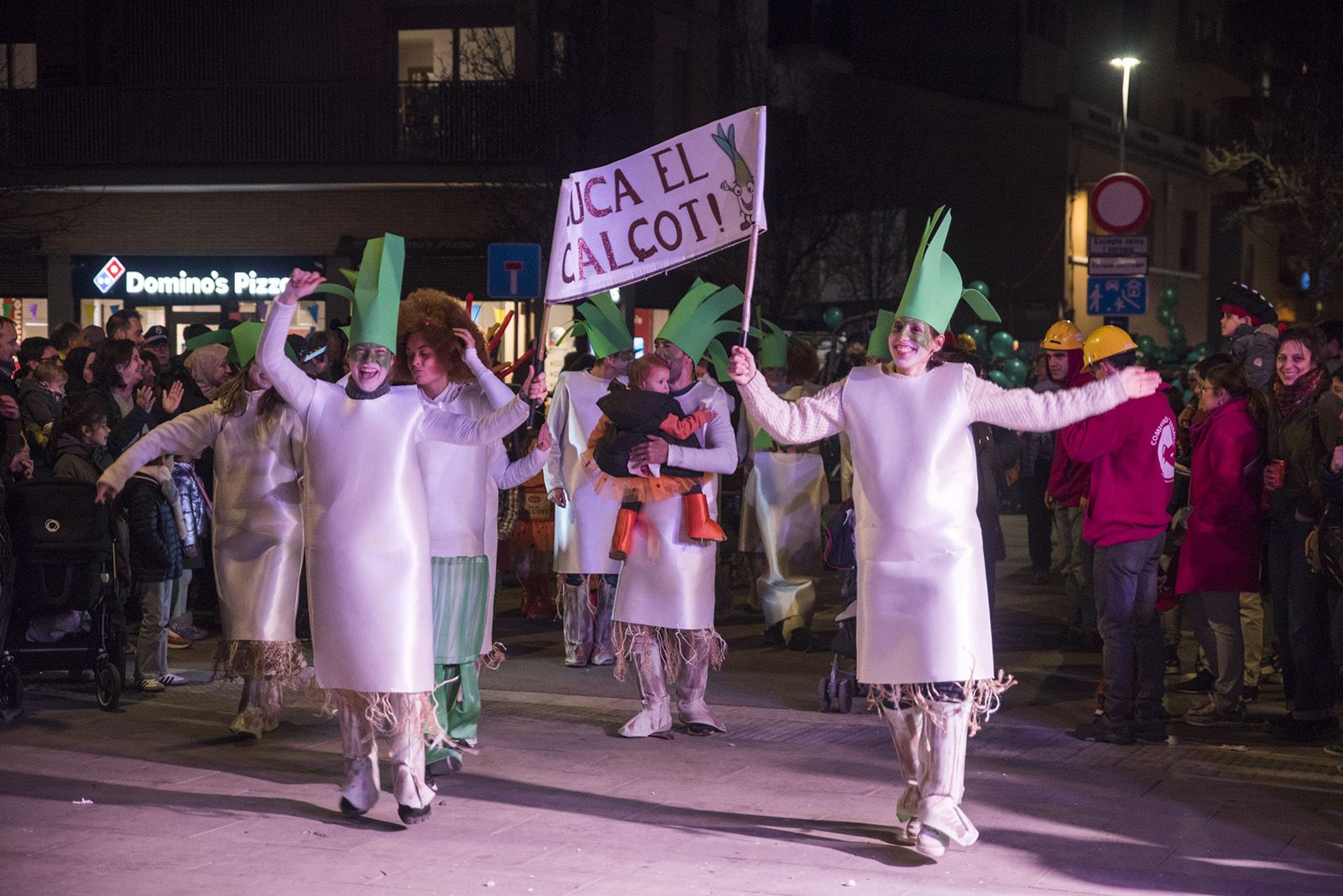 Rua de comparses. FOTO: Bernat Millet.