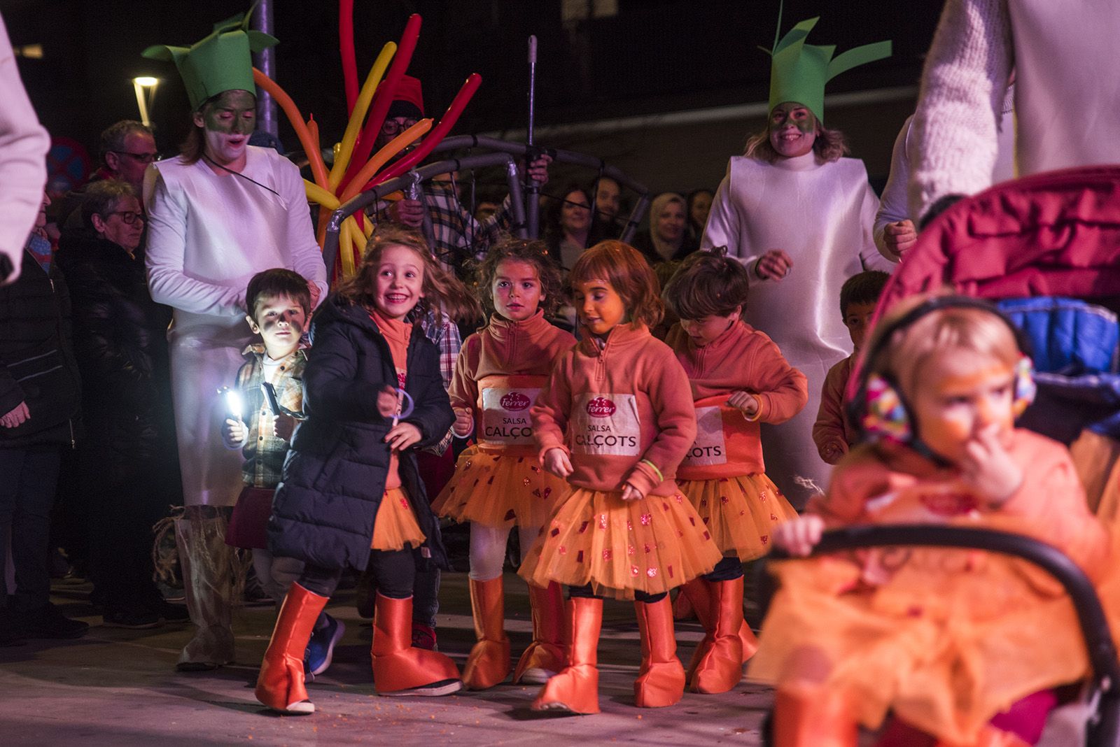 Rua de comparses. FOTO: Bernat Millet.