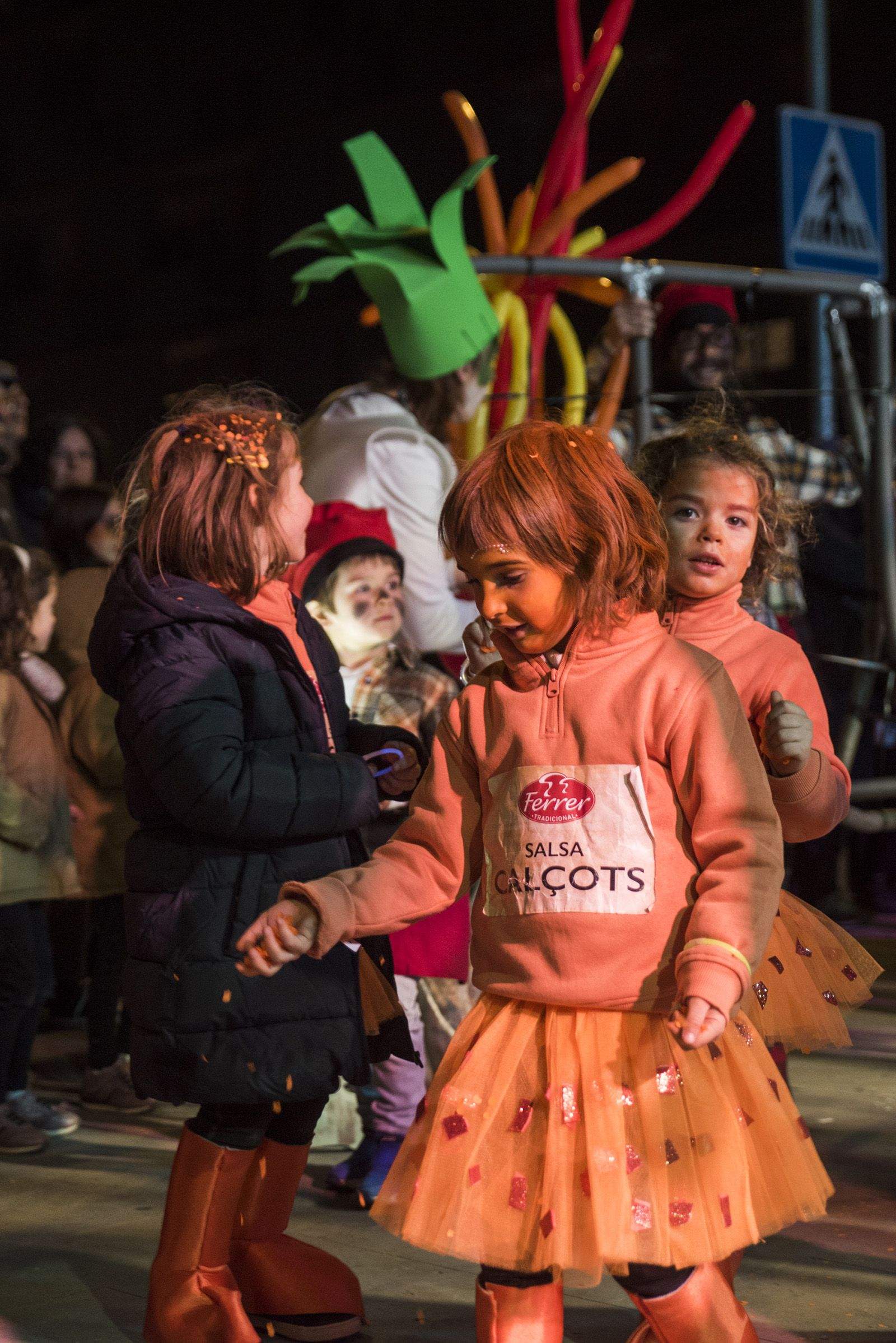 Rua de comparses. FOTO: Bernat Millet.