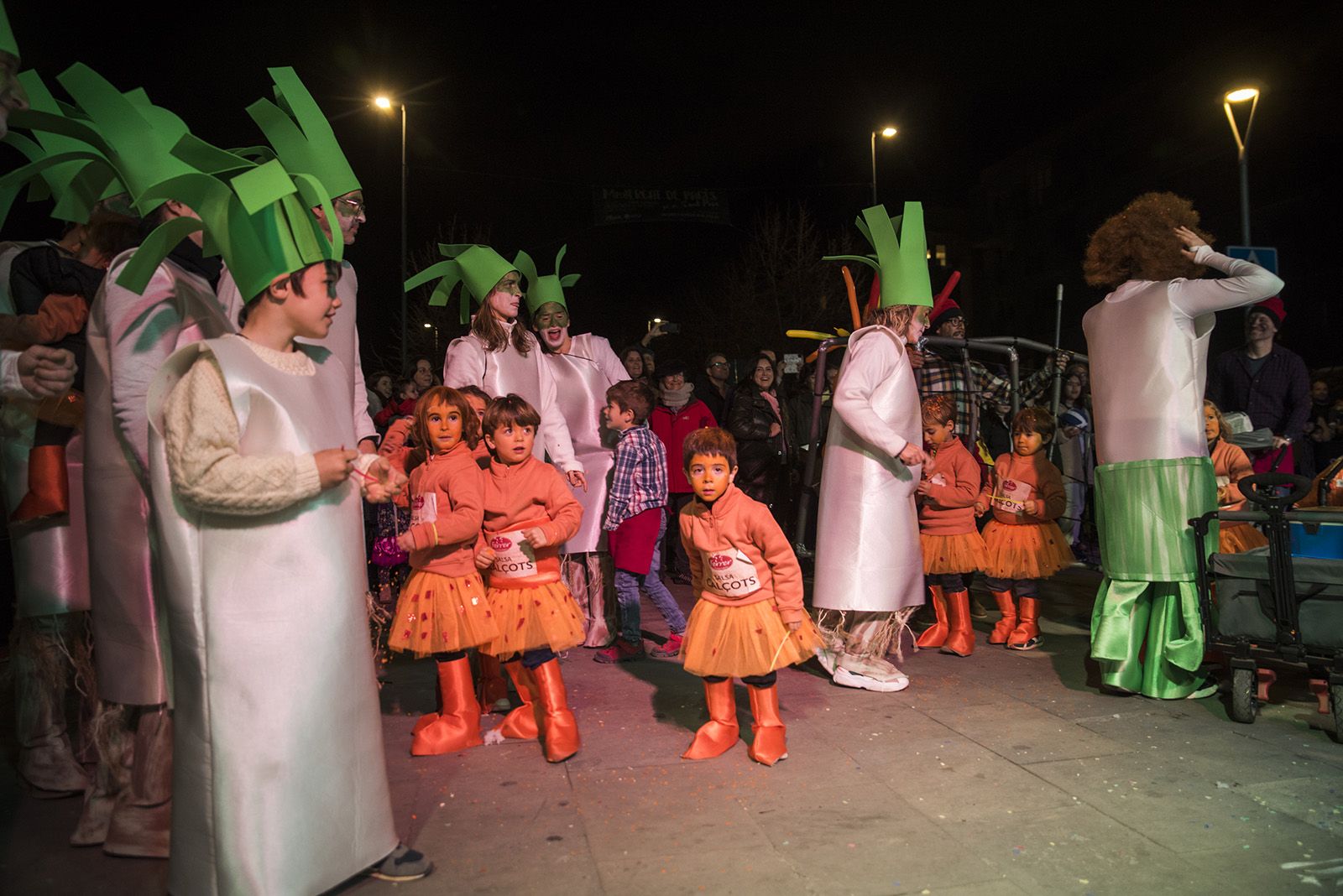 Rua de comparses. FOTO: Bernat Millet.