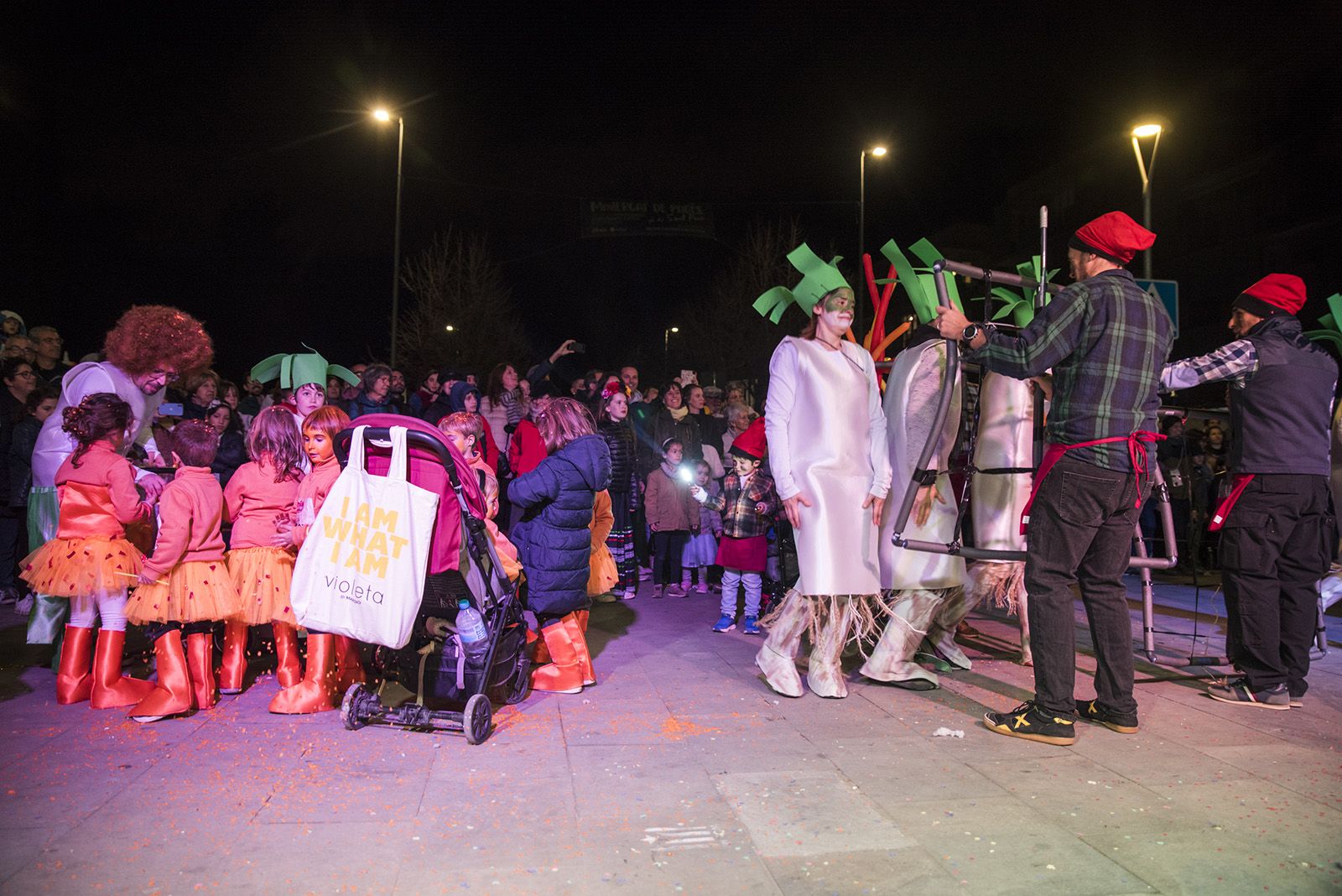 Rua de comparses. FOTO: Bernat Millet.