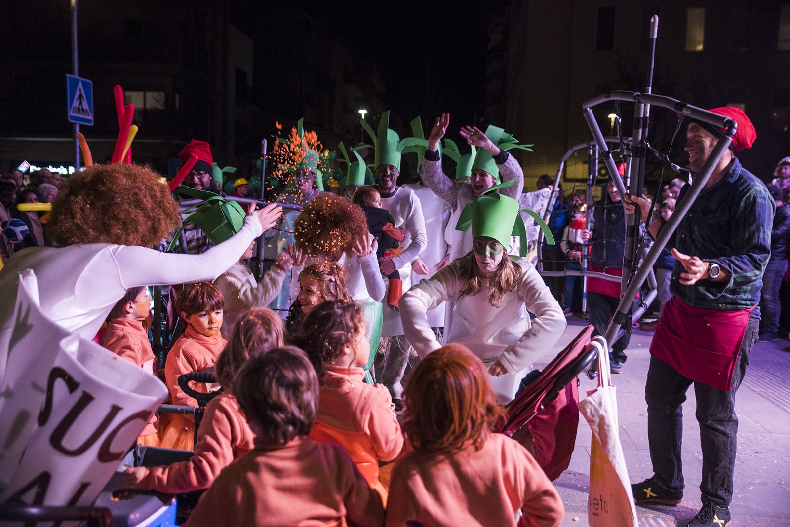 Rua de comparses. FOTO: Bernat Millet.