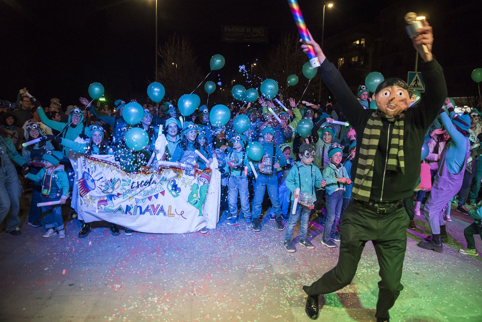 Rua de comparses. FOTO: Bernat Millet.