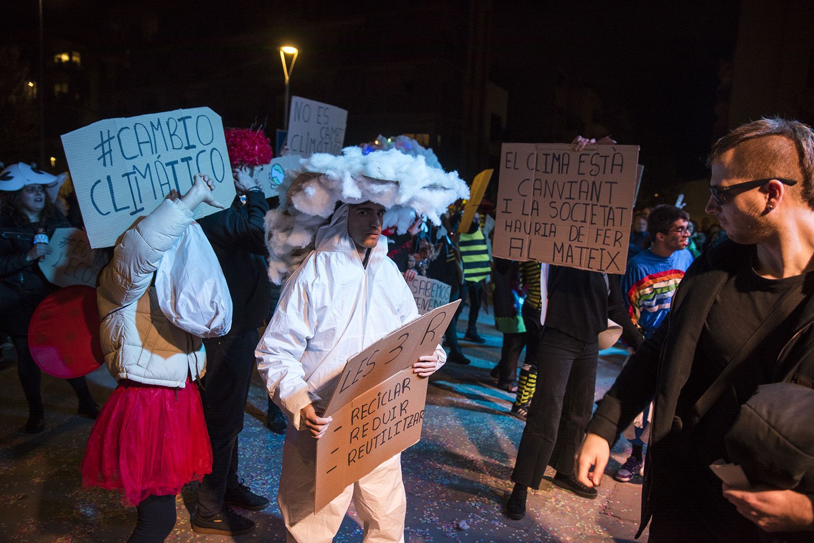 Rua de comparses. FOTO: Bernat Millet.