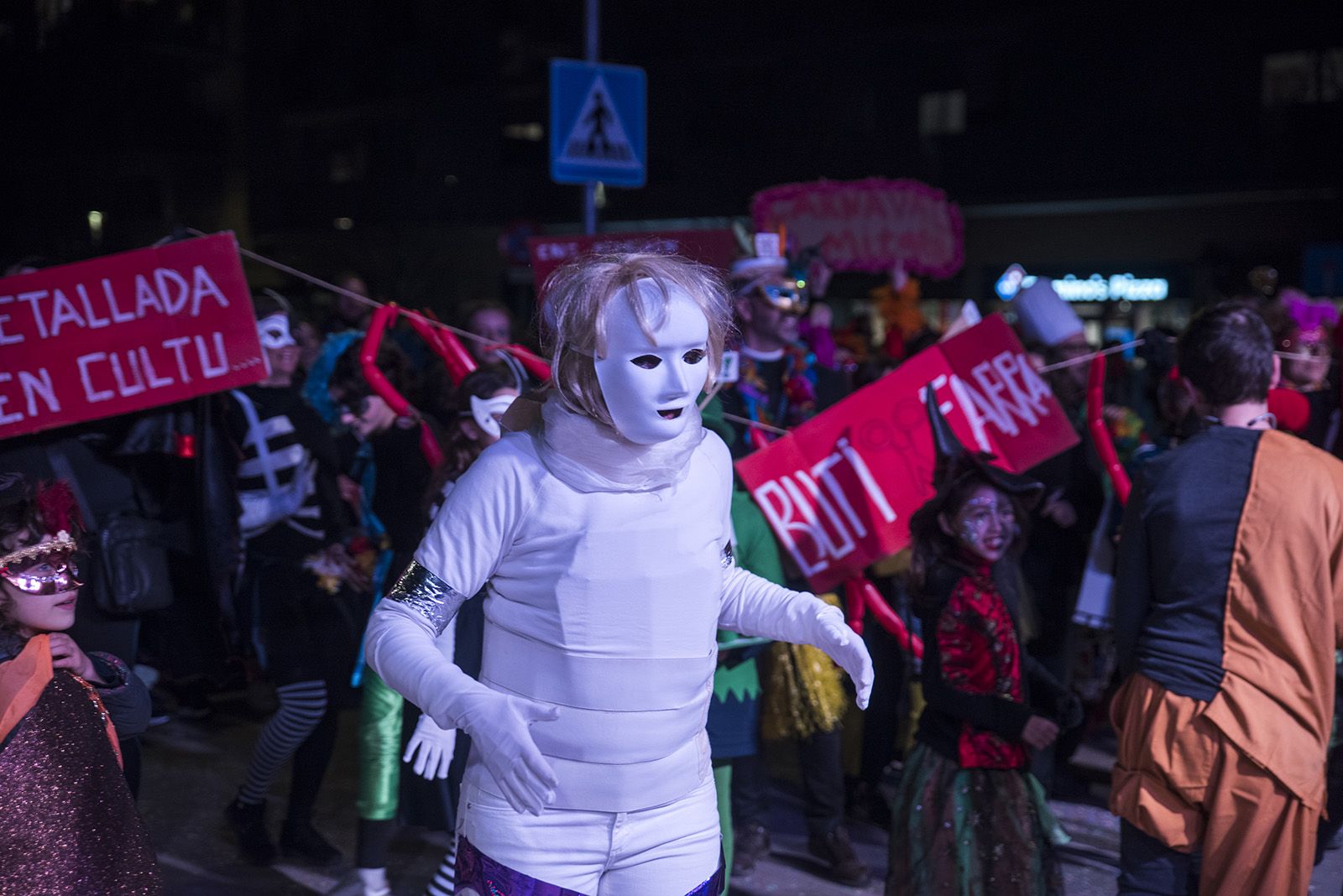 Rua de comparses. FOTO: Bernat Millet.