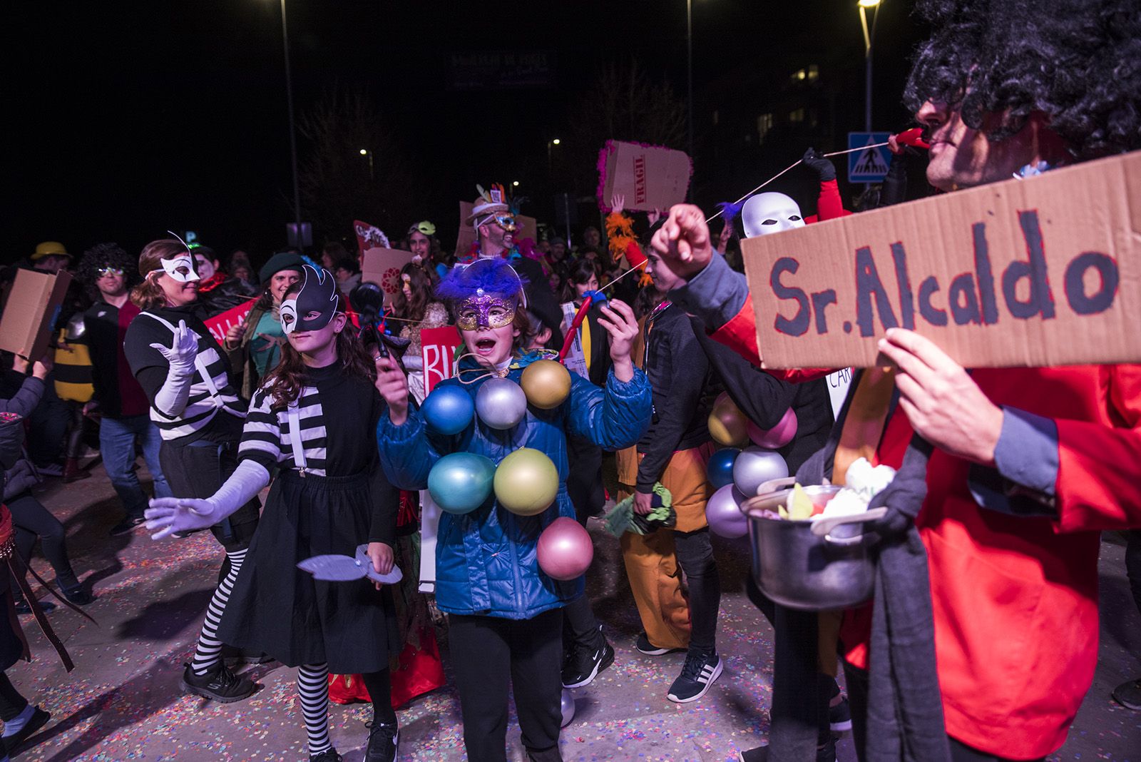 Rua de comparses. FOTO: Bernat Millet.