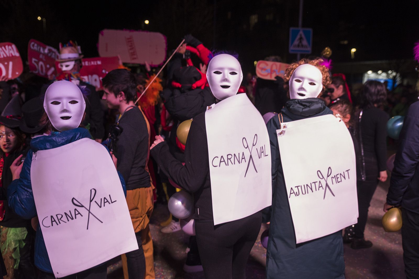 Rua de comparses. FOTO: Bernat Millet.