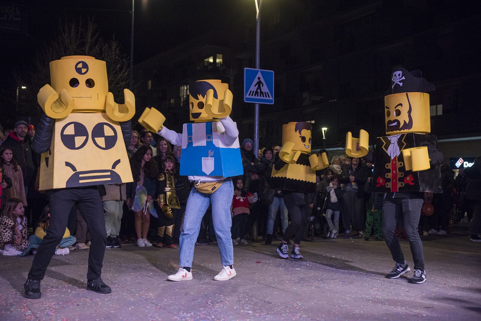 Rua de comparses. FOTO: Bernat Millet.