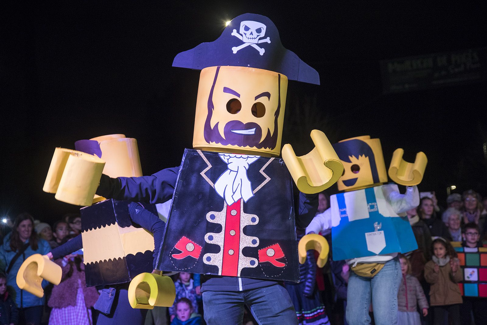 Rua de comparses. FOTO: Bernat Millet.