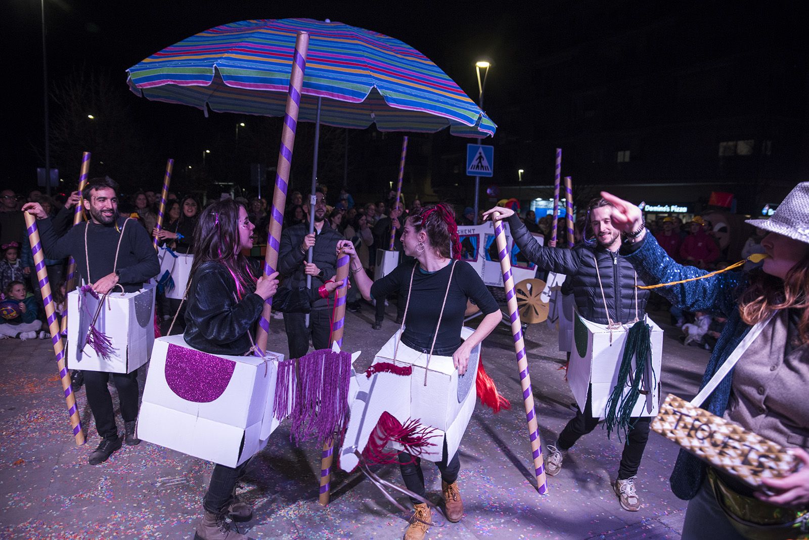 Rua de comparses. FOTO: Bernat Millet.