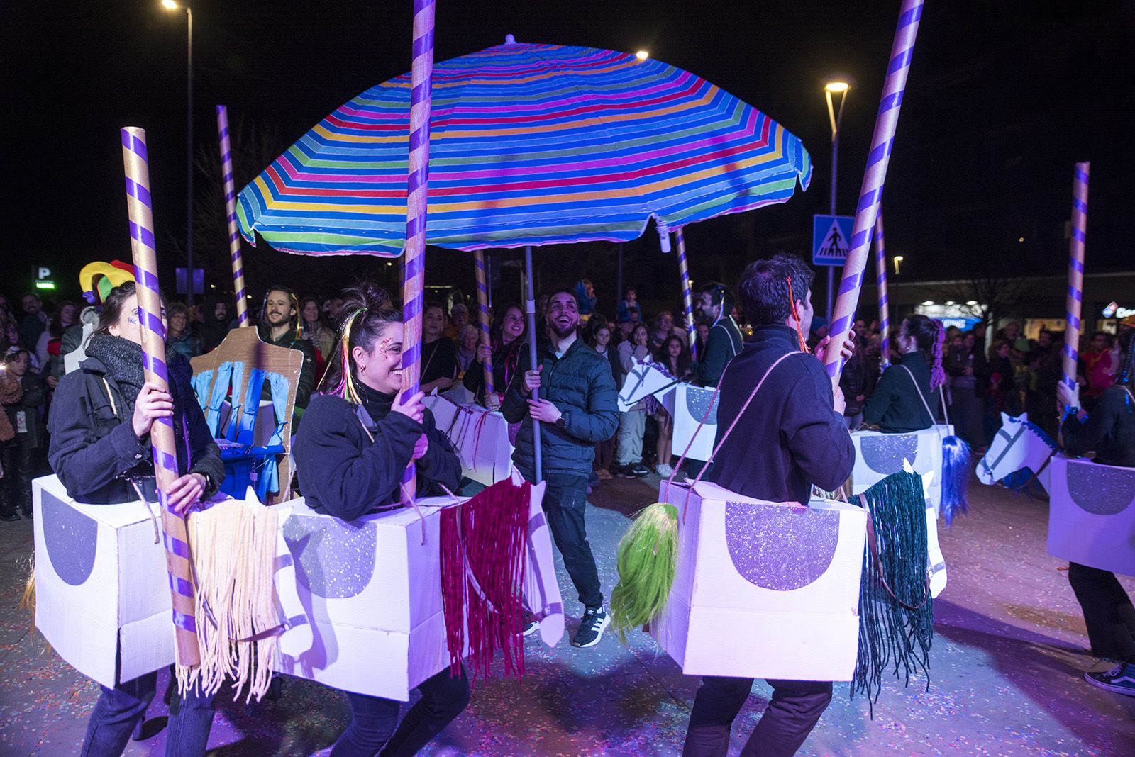 Rua de comparses. FOTO: Bernat Millet.