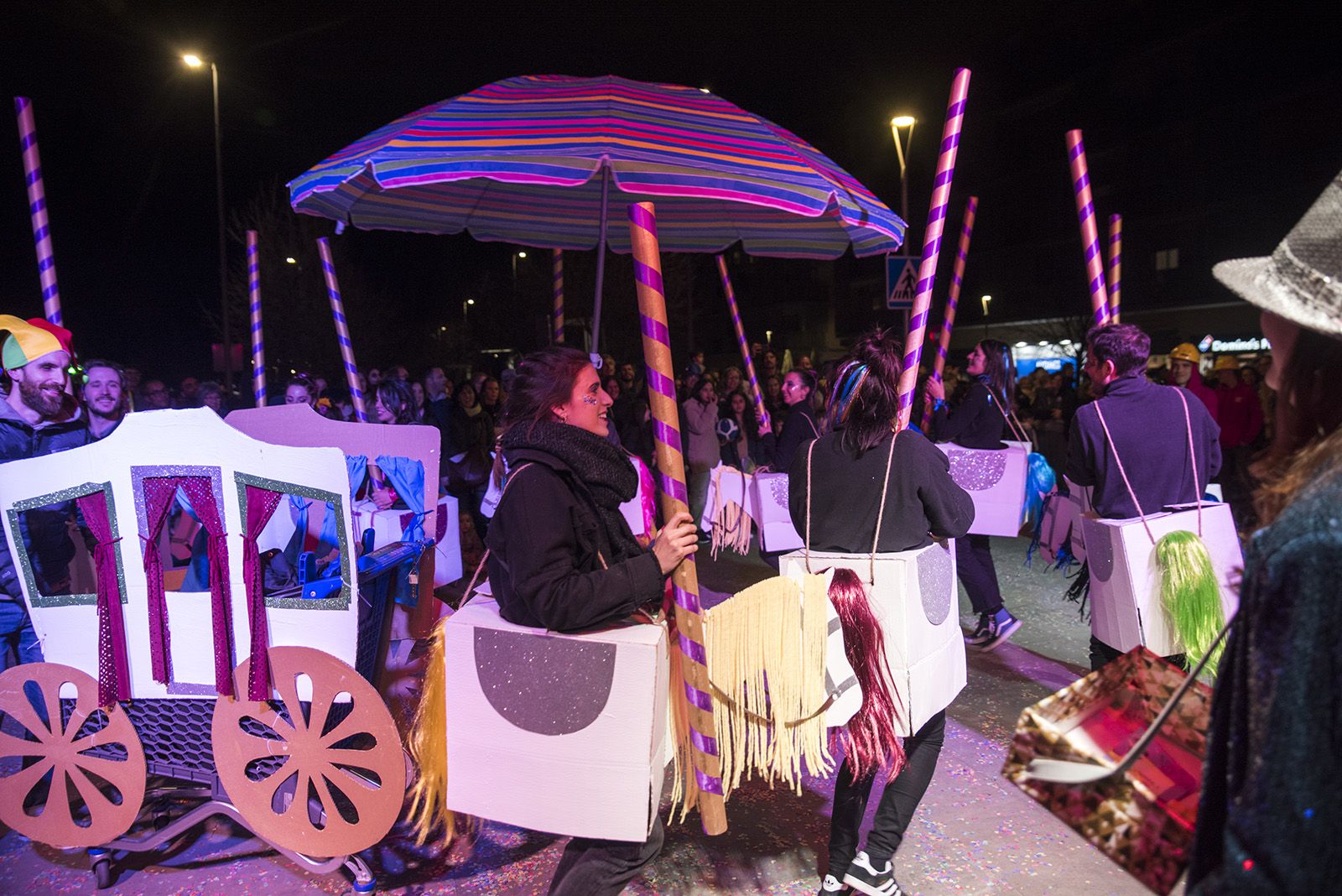 Rua de comparses. FOTO: Bernat Millet.