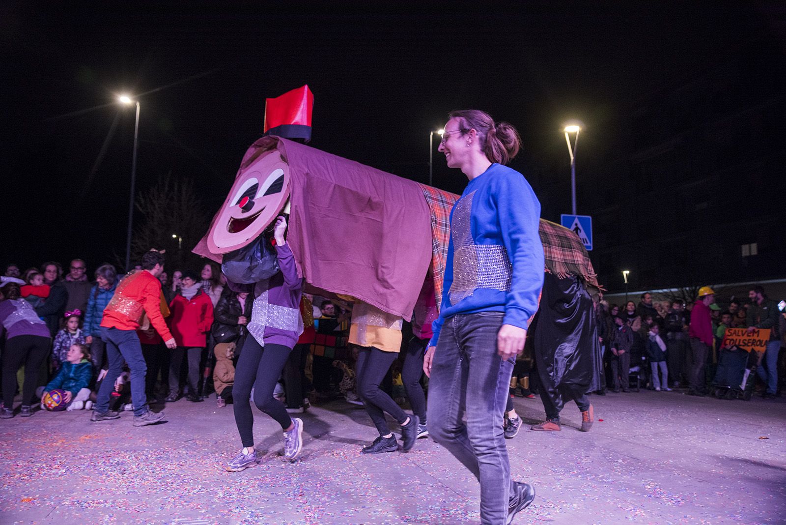 Rua de comparses. FOTO: Bernat Millet.