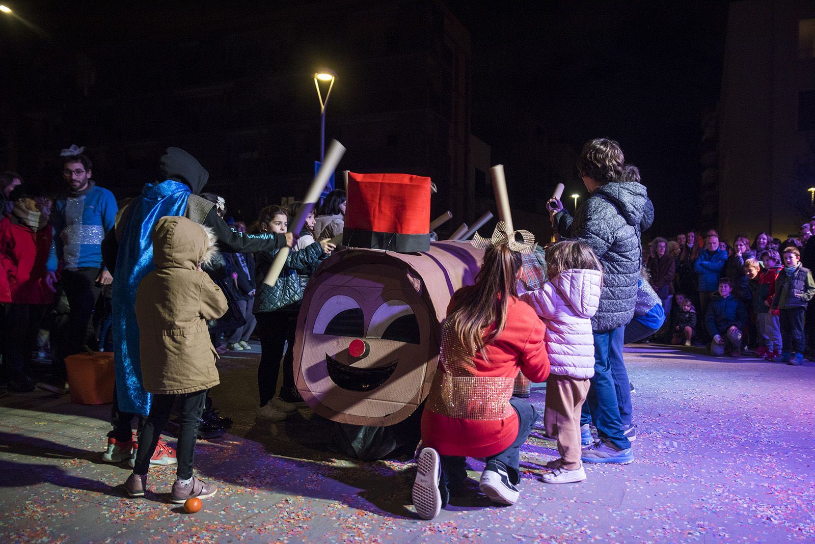 Rua de comparses. FOTO: Bernat Millet.