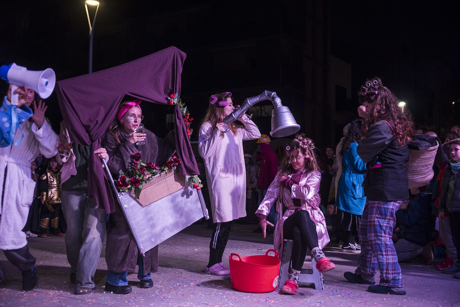 Rua de comparses. FOTO: Bernat Millet.