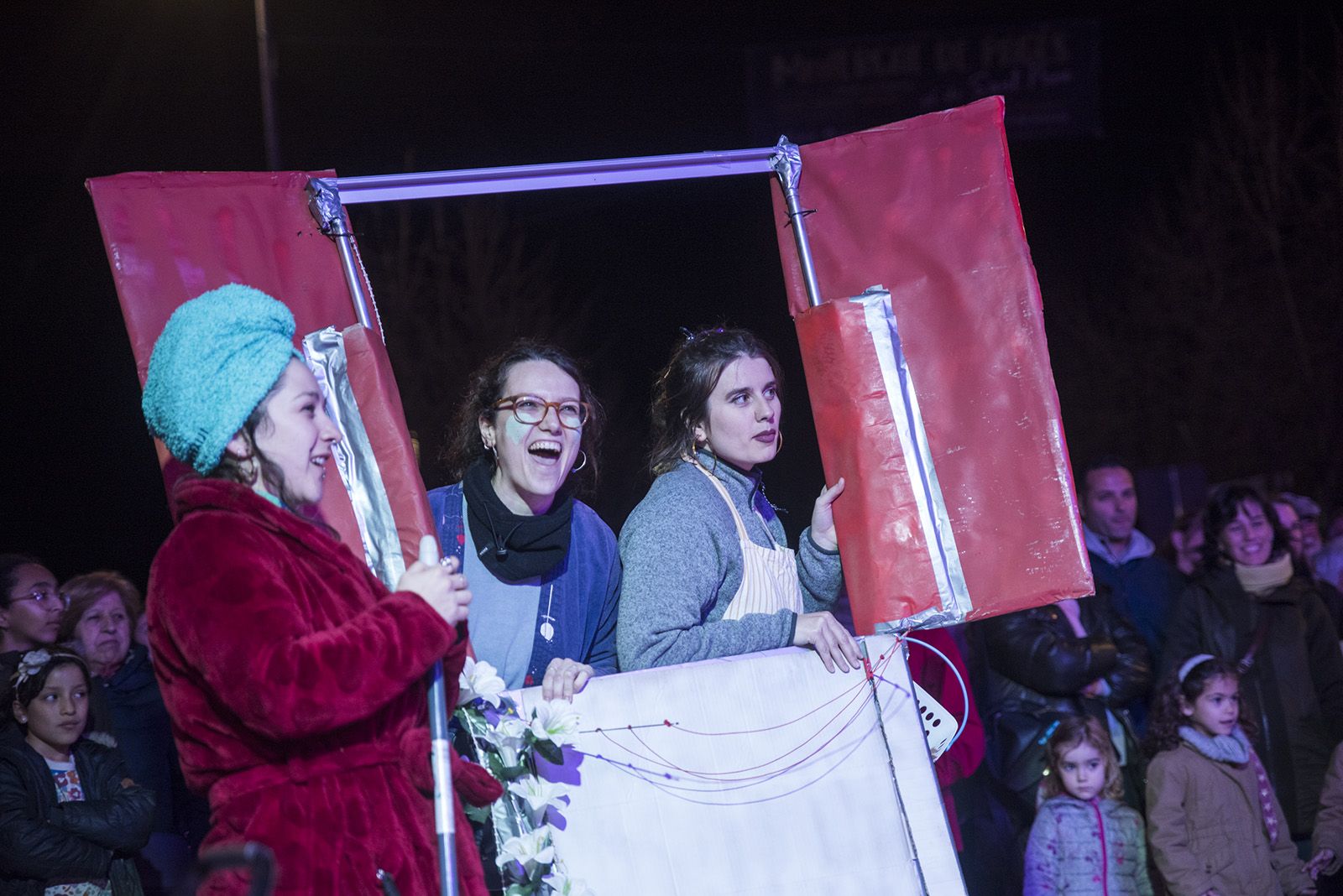 Rua de comparses. FOTO: Bernat Millet.