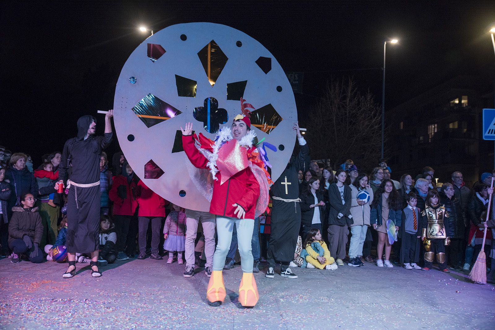 Rua de comparses. FOTO: Bernat Millet.