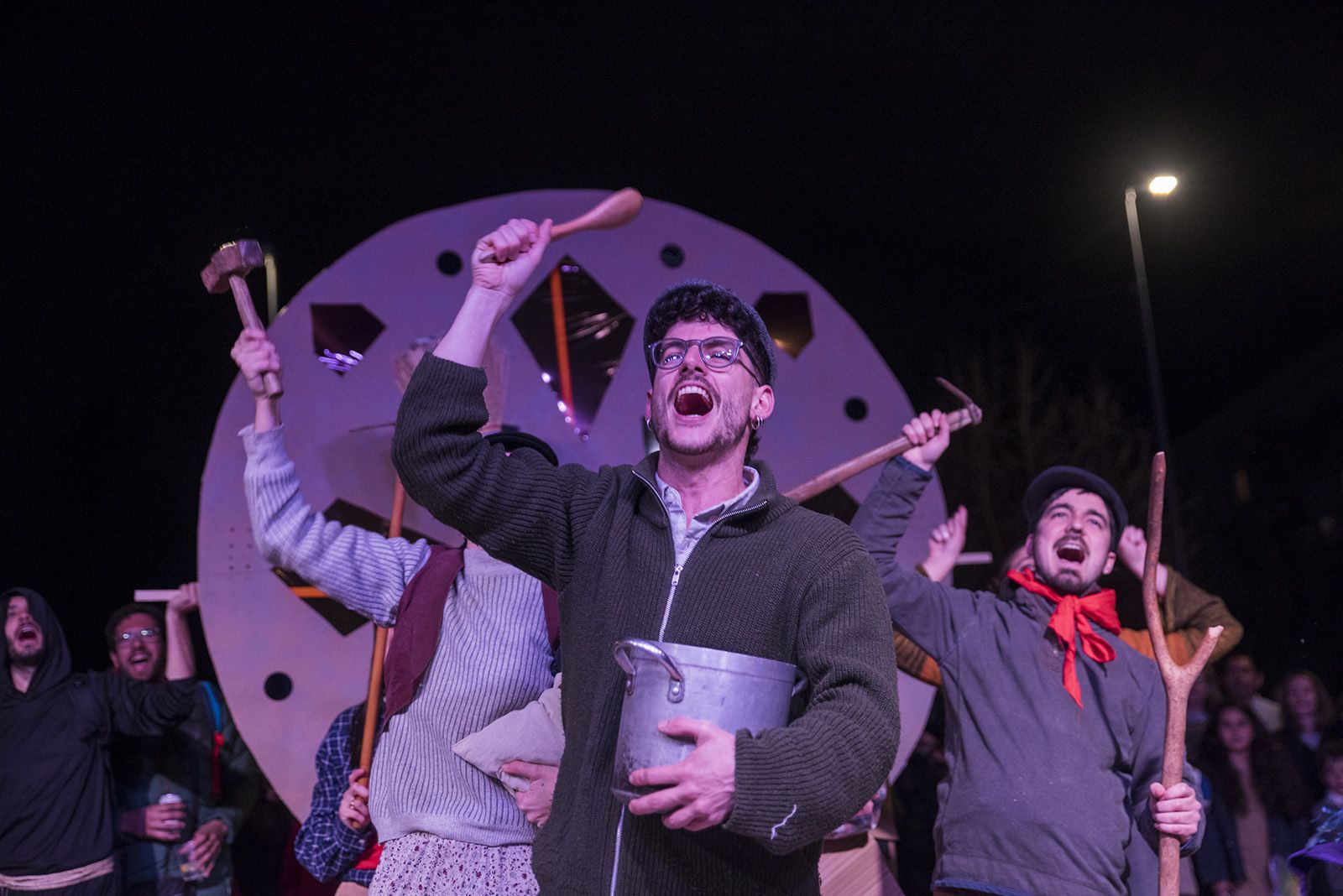 Rua de comparses. FOTO: Bernat Millet.