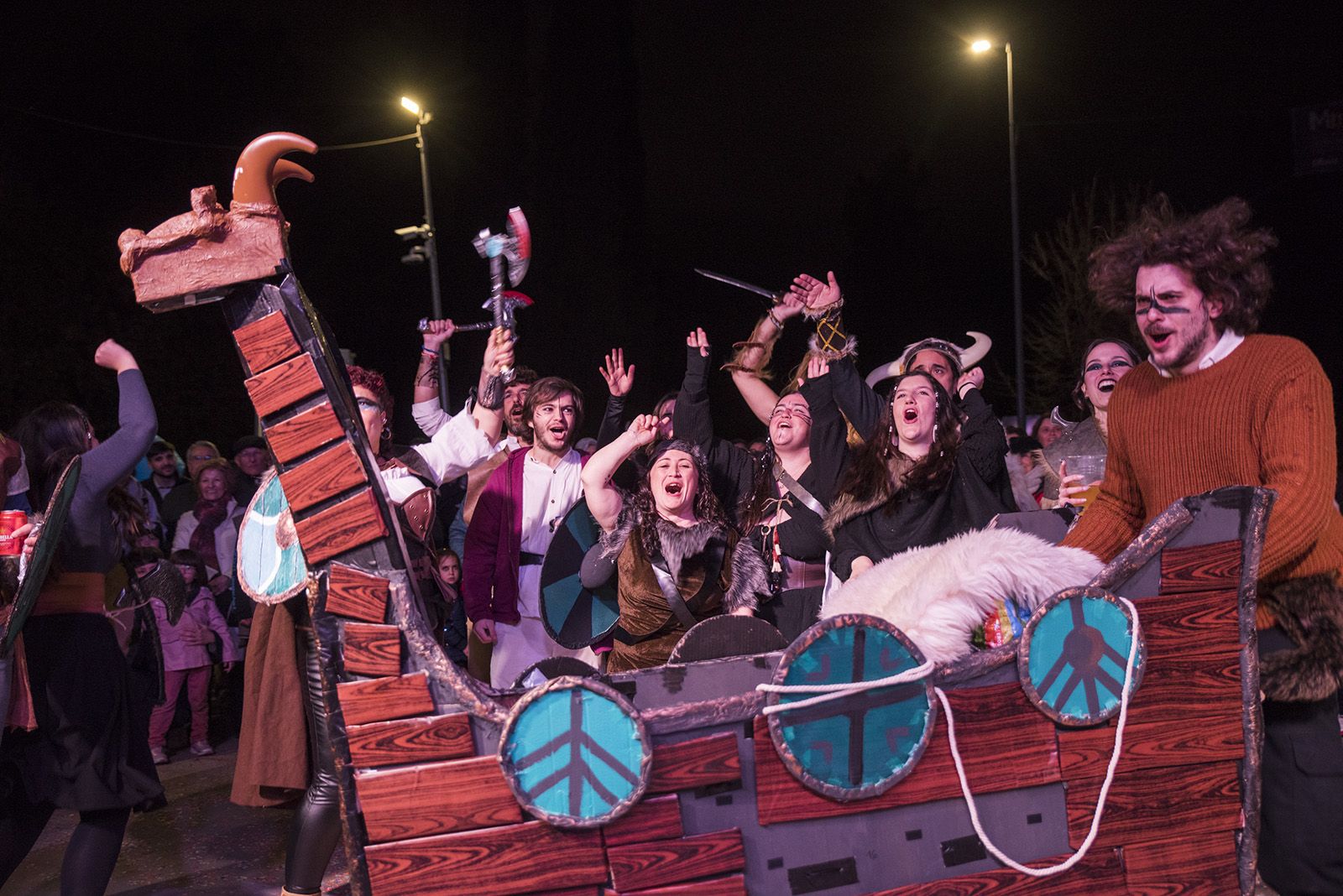 Rua de comparses. FOTO: Bernat Millet.