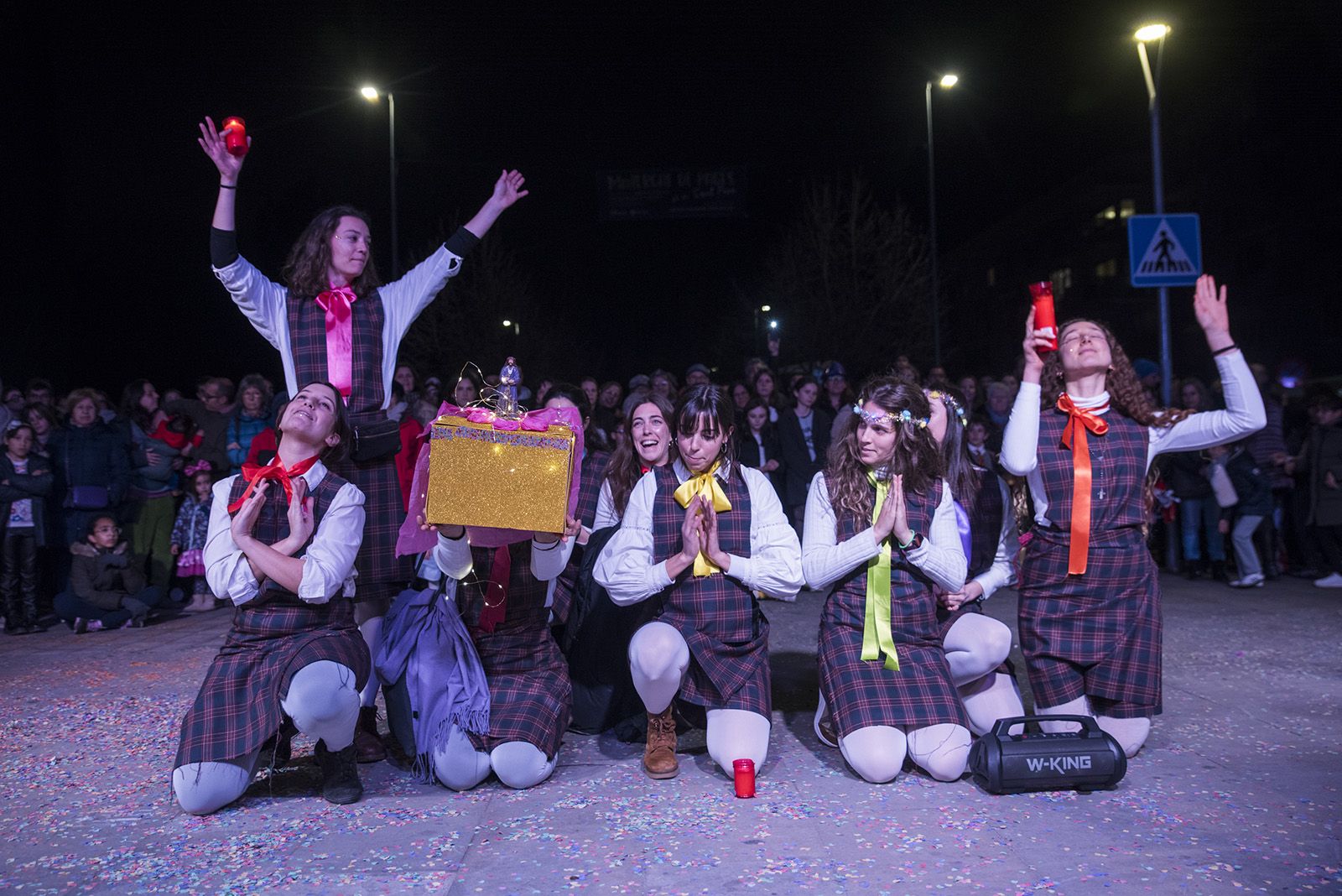 Rua de comparses. FOTO: Bernat Millet.