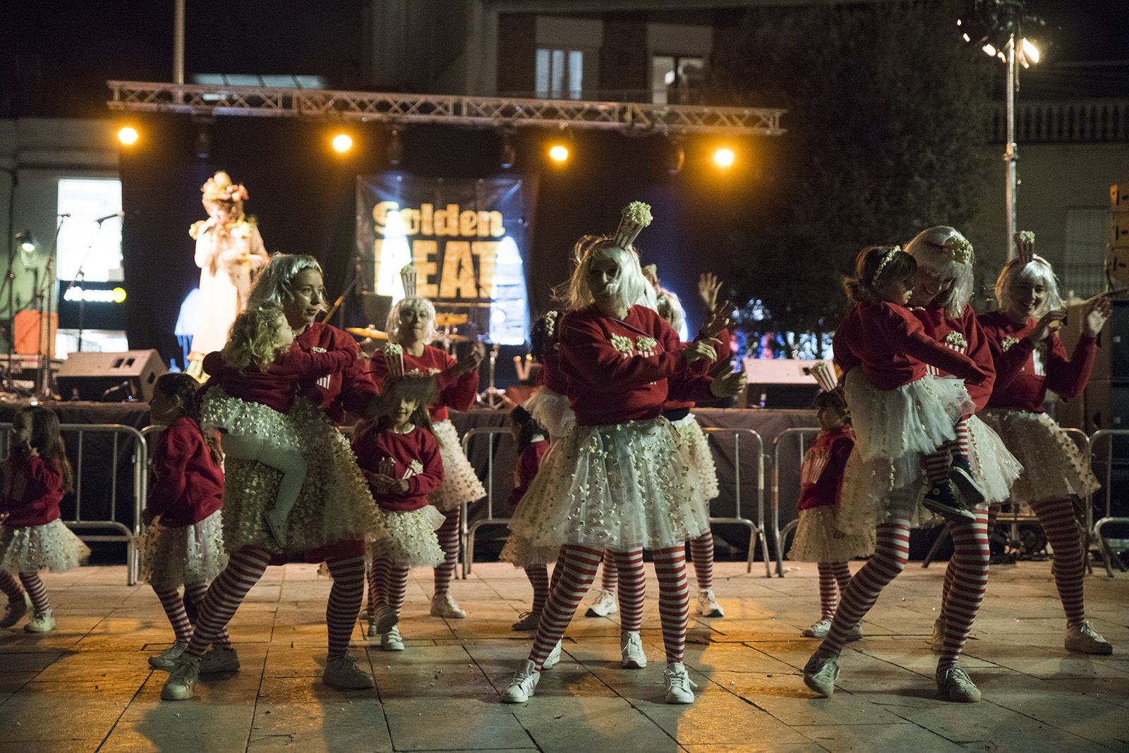 Rua de comparses. FOTO: Bernat Millet.