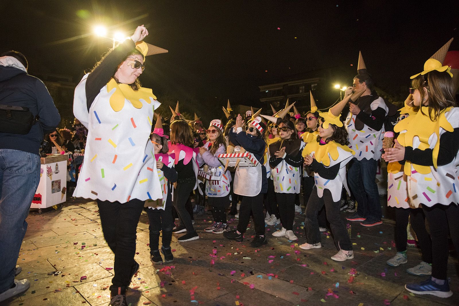 Rua de comparses. FOTO: Bernat Millet.