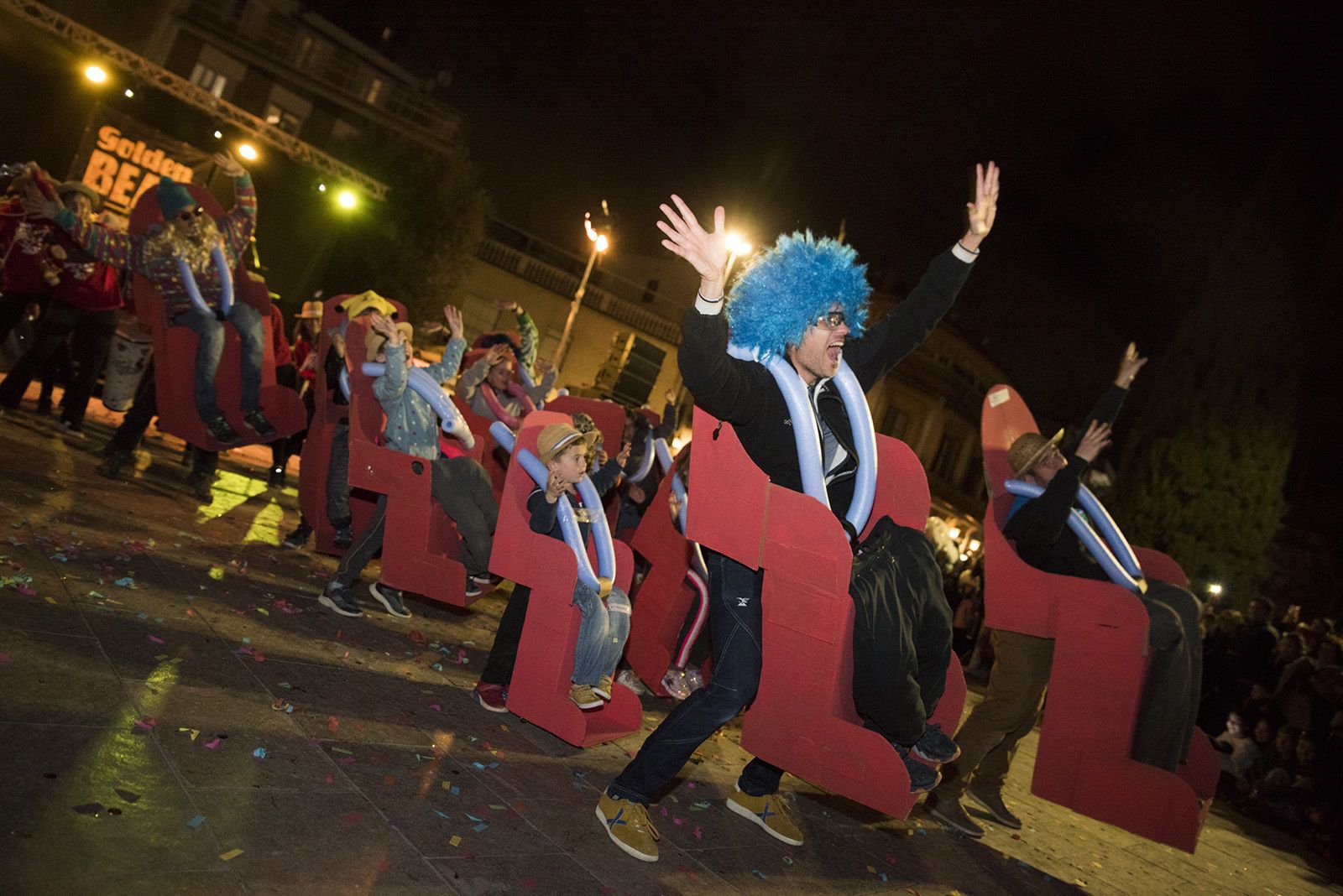 Rua de comparses. FOTO: Bernat Millet.