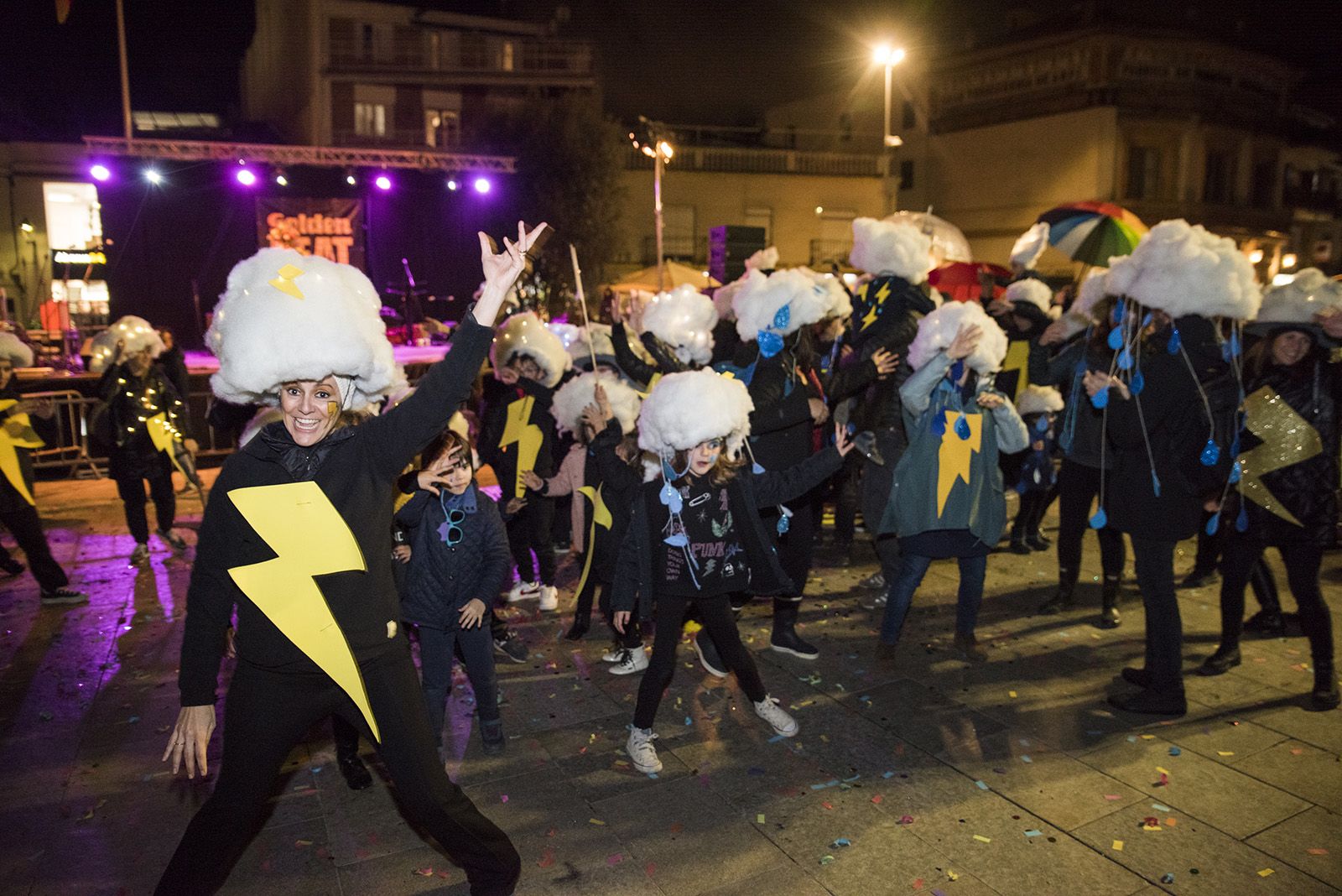 Rua de comparses. FOTO: Bernat Millet.
