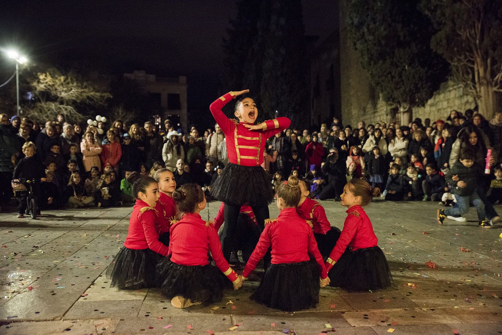 Rua de comparses. FOTO: Bernat Millet.