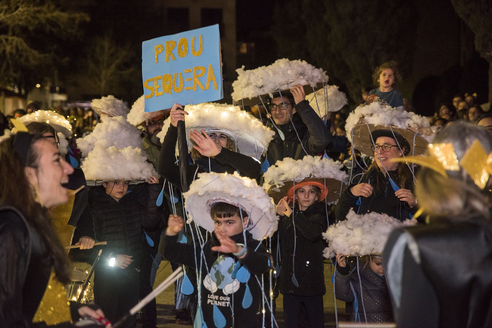 Rua de comparses. FOTO: Bernat Millet.