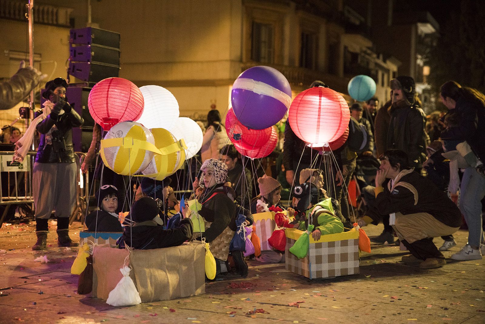 Rua de comparses. FOTO: Bernat Millet.