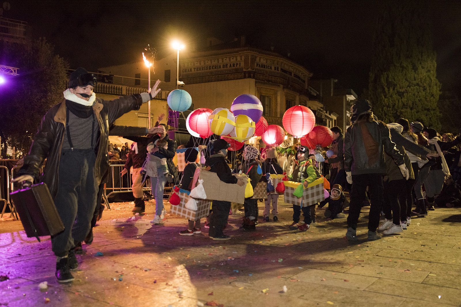 Rua de comparses. FOTO: Bernat Millet.