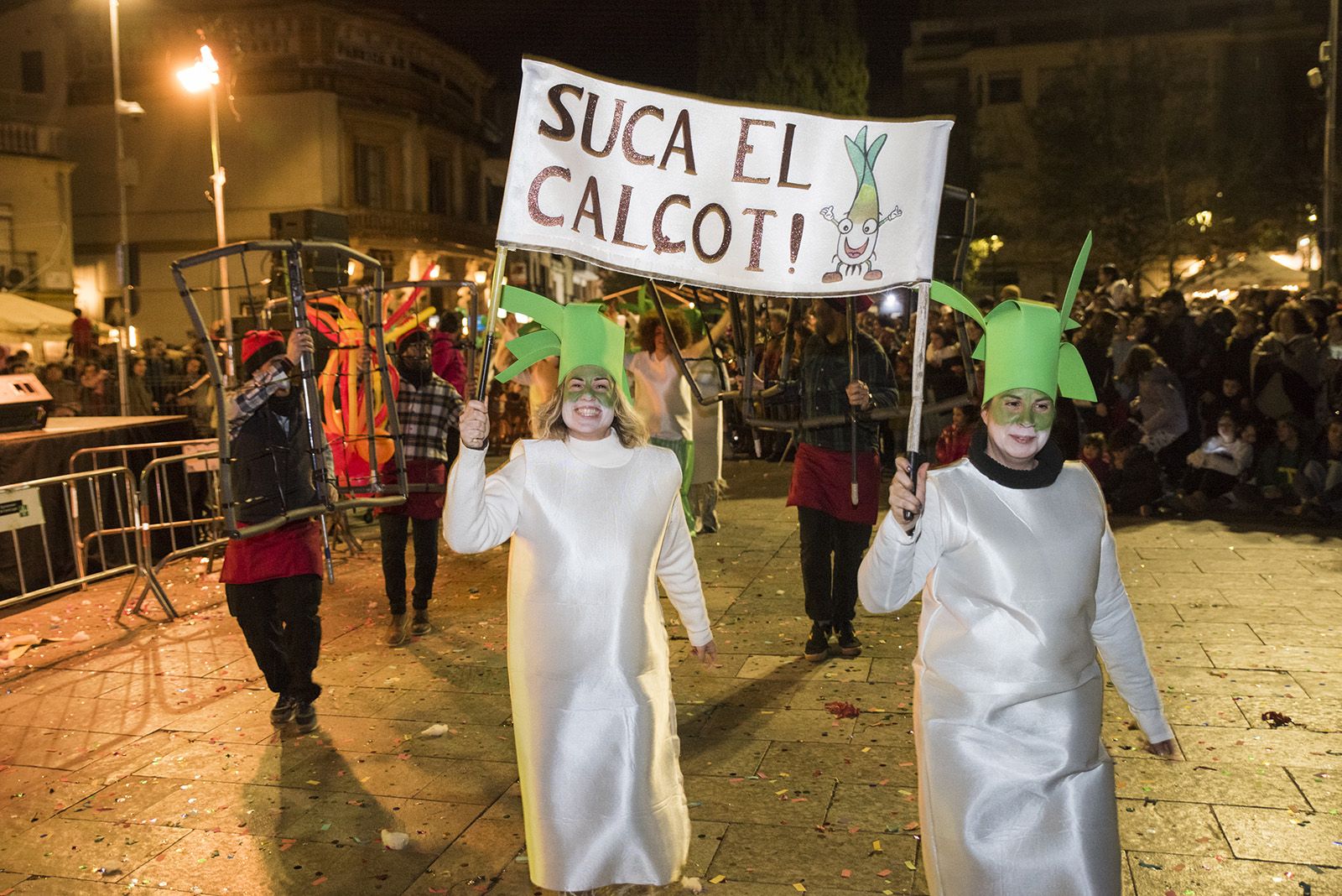 Rua de comparses. FOTO: Bernat Millet.