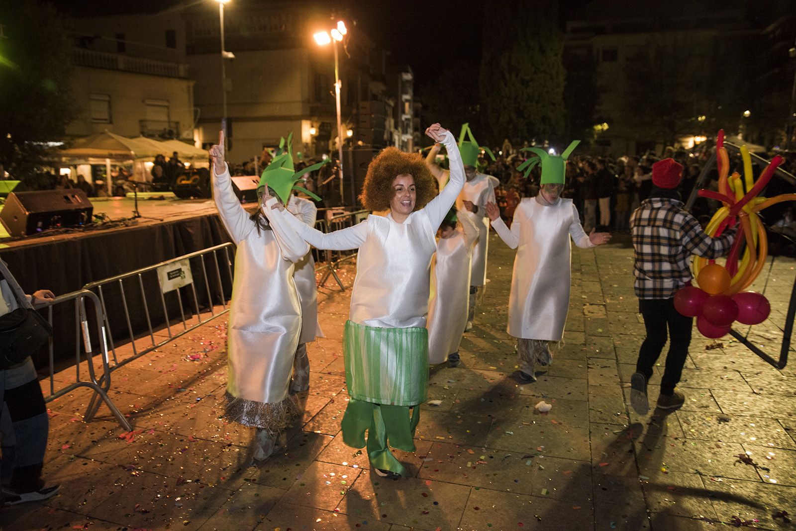 Rua de comparses. FOTO: Bernat Millet.