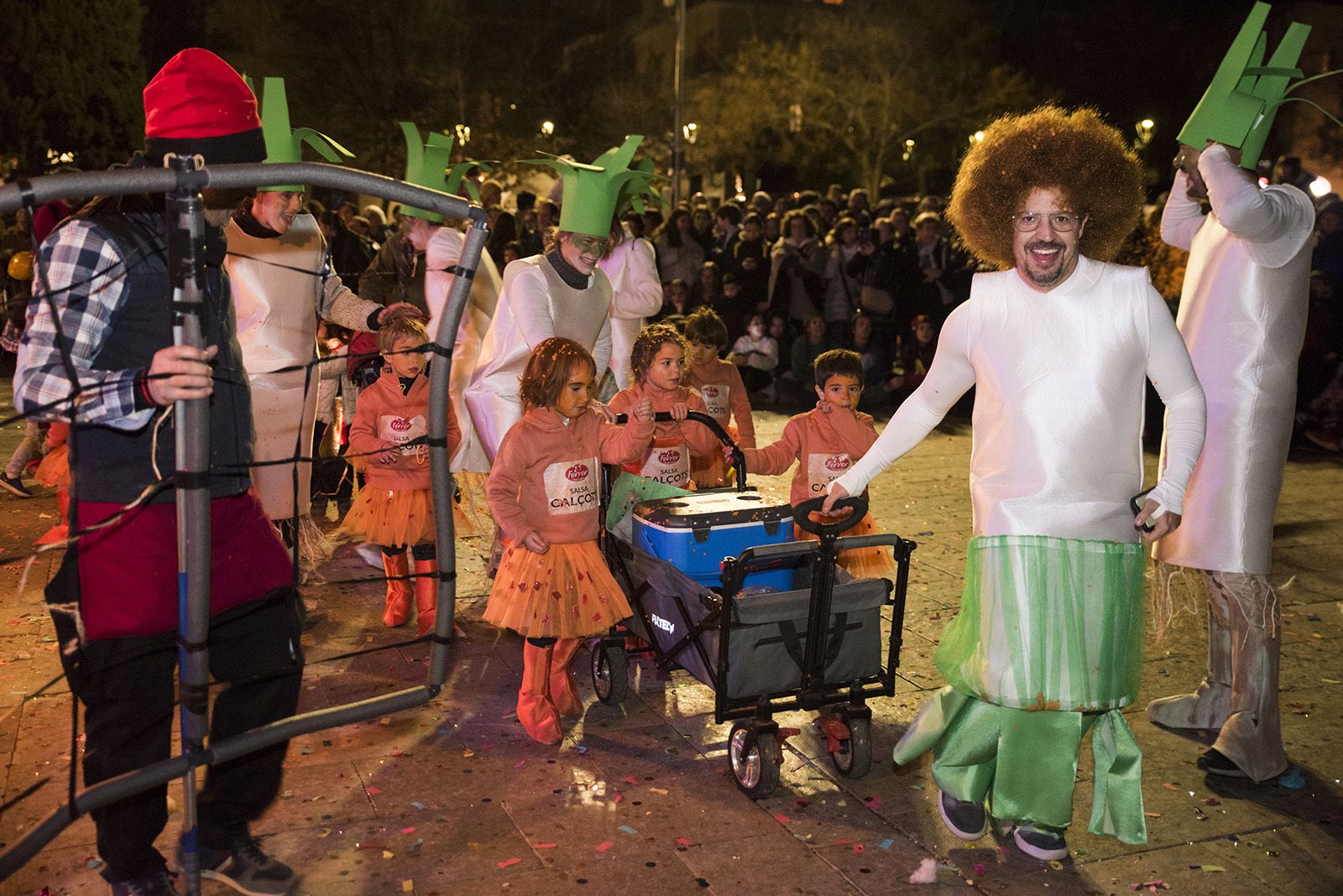 Rua de comparses. FOTO: Bernat Millet.