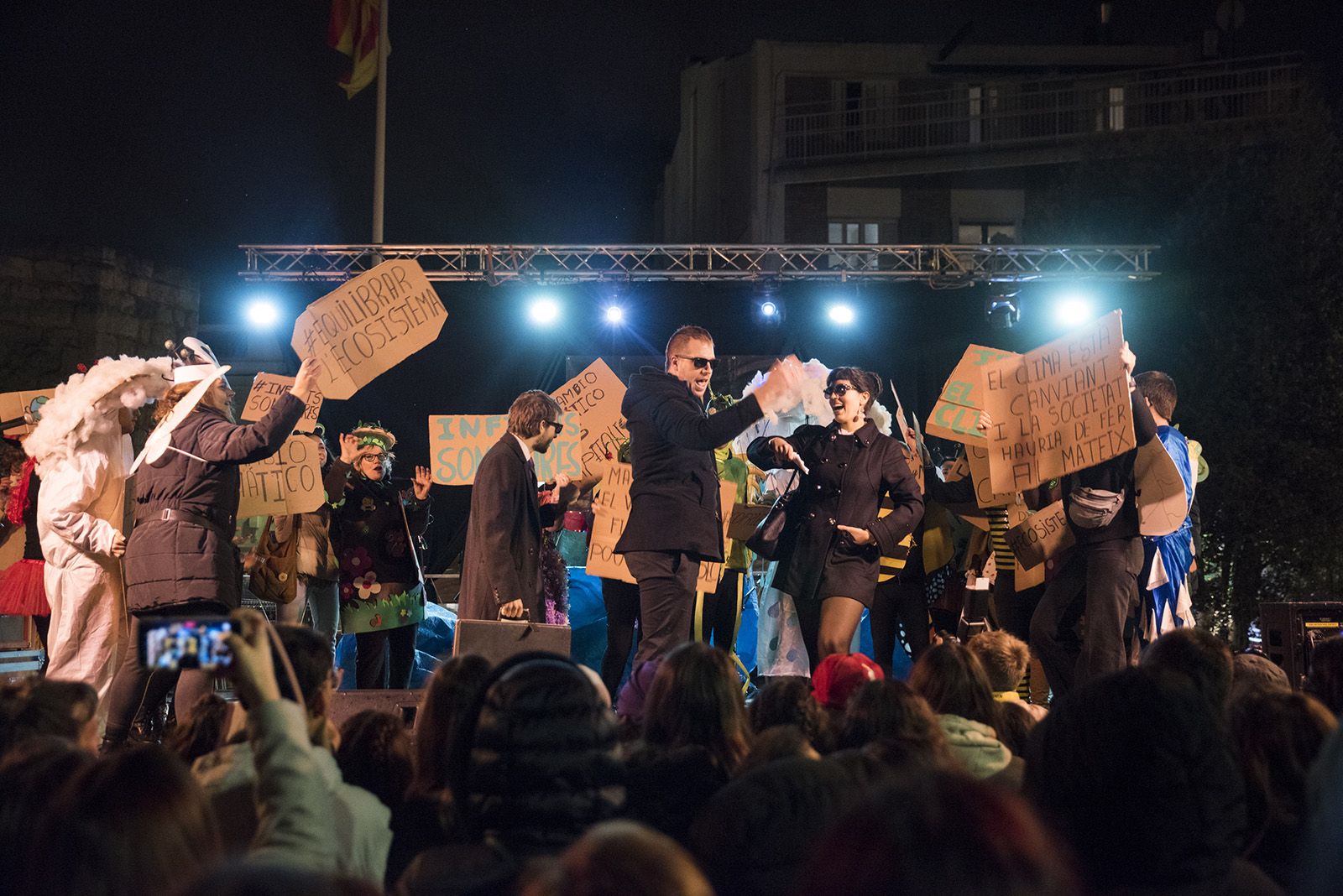 Rua de comparses. FOTO: Bernat Millet.