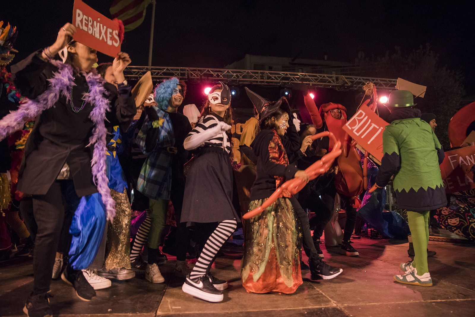 Rua de comparses. FOTO: Bernat Millet.