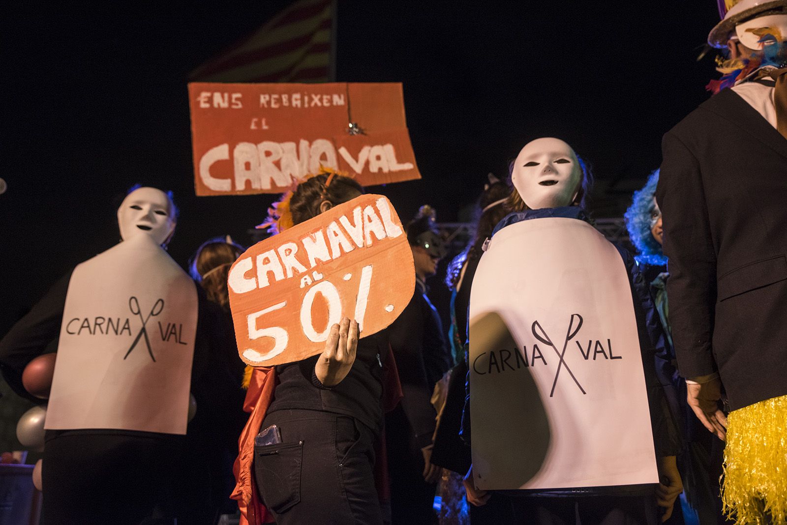 Rua de comparses. FOTO: Bernat Millet.